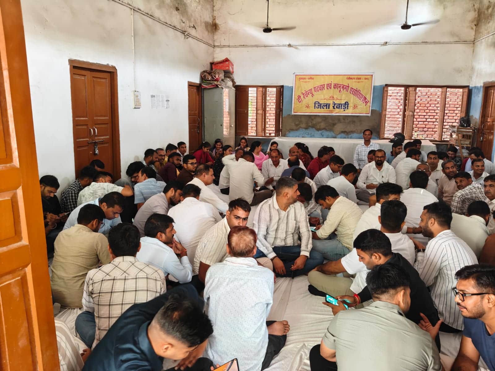 मांगों को लेकर हड़ताल पर बैठे पटवारी। संवाद