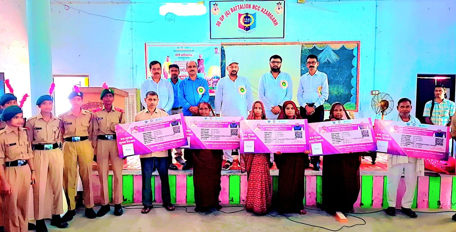 मुहम्मदाबाद गोहाना में रसोइयों को कैशलेस कार्ड वितरित करते मुख्य अतिथि। स्रोत- स्वयं