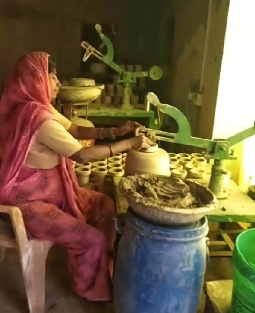 मिट्टी का कुल्हड़ बनाती किरन देवी