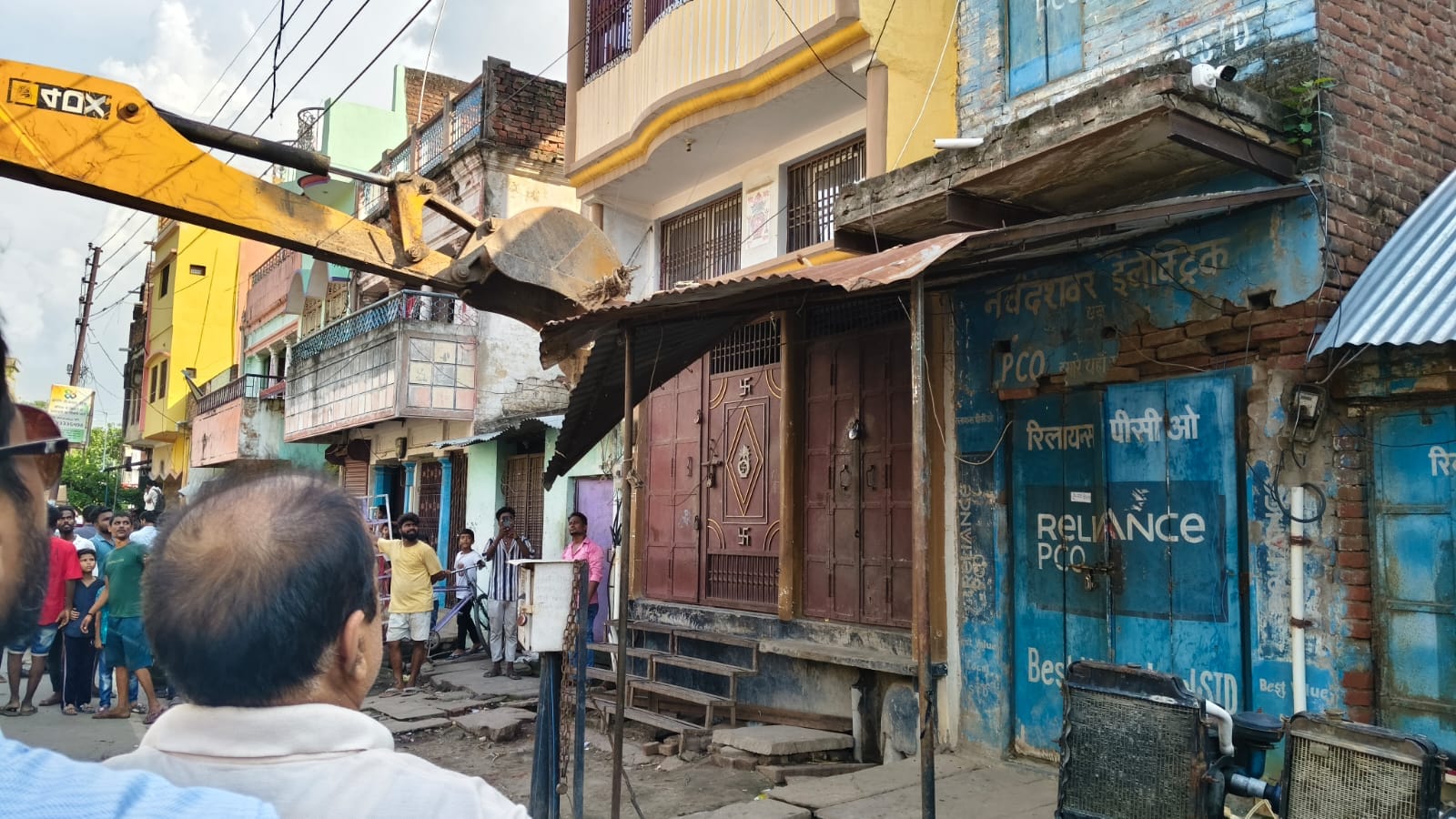 नगर के लोहापट्टी में अतिक्रमण हटाता नगरपालिका परिषद का बुलडोजर।संवाद