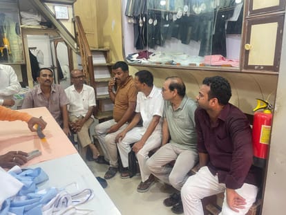 नगर के सहादतपुरा स्थित अली बिल्डिंग में आयोजित बैठक में उपस्थित अली बिल्डिंग व्यापार मंडल के प
