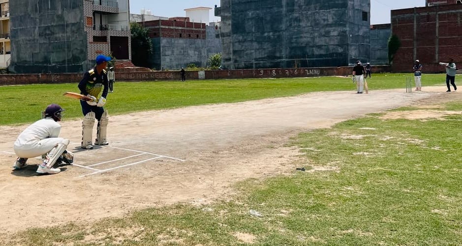 नगर के सहादतपुरा स्थित मैदान पर आयोजित मैच में खेलते खिलाड़ी। संवाद
