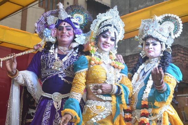 City residents joined Bhole Shankar's wedding procession; they were welcomed at various places along the route.