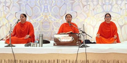 नारायणगढ़ के  दिव्य ज्योति जाग्रति संस्थान आश्रम में प्रवचन करतीं साध्वी बहनें। प्रवक्ता