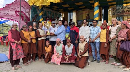 नित्थर में आयोजित रस्साकशी प्रतियोगिता की विजेता महिलाओं को पुरस्कृत करते मुख्यातिथि। संवाद