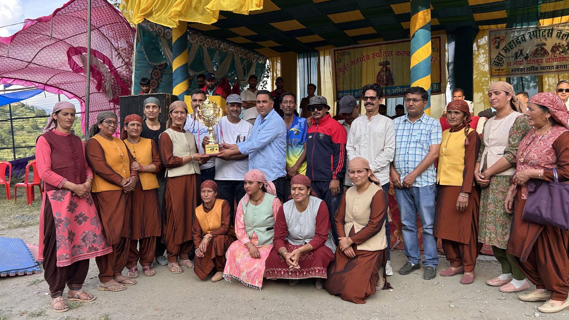 नित्थर में आयोजित रस्साकशी प्रतियोगिता की विजेता महिलाओं को पुरस्कृत करते मुख्यातिथि। संवाद