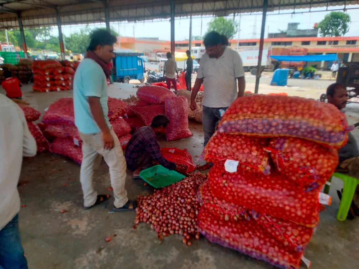 Siddharthnagar News: Onions hit by inflation, prices rise