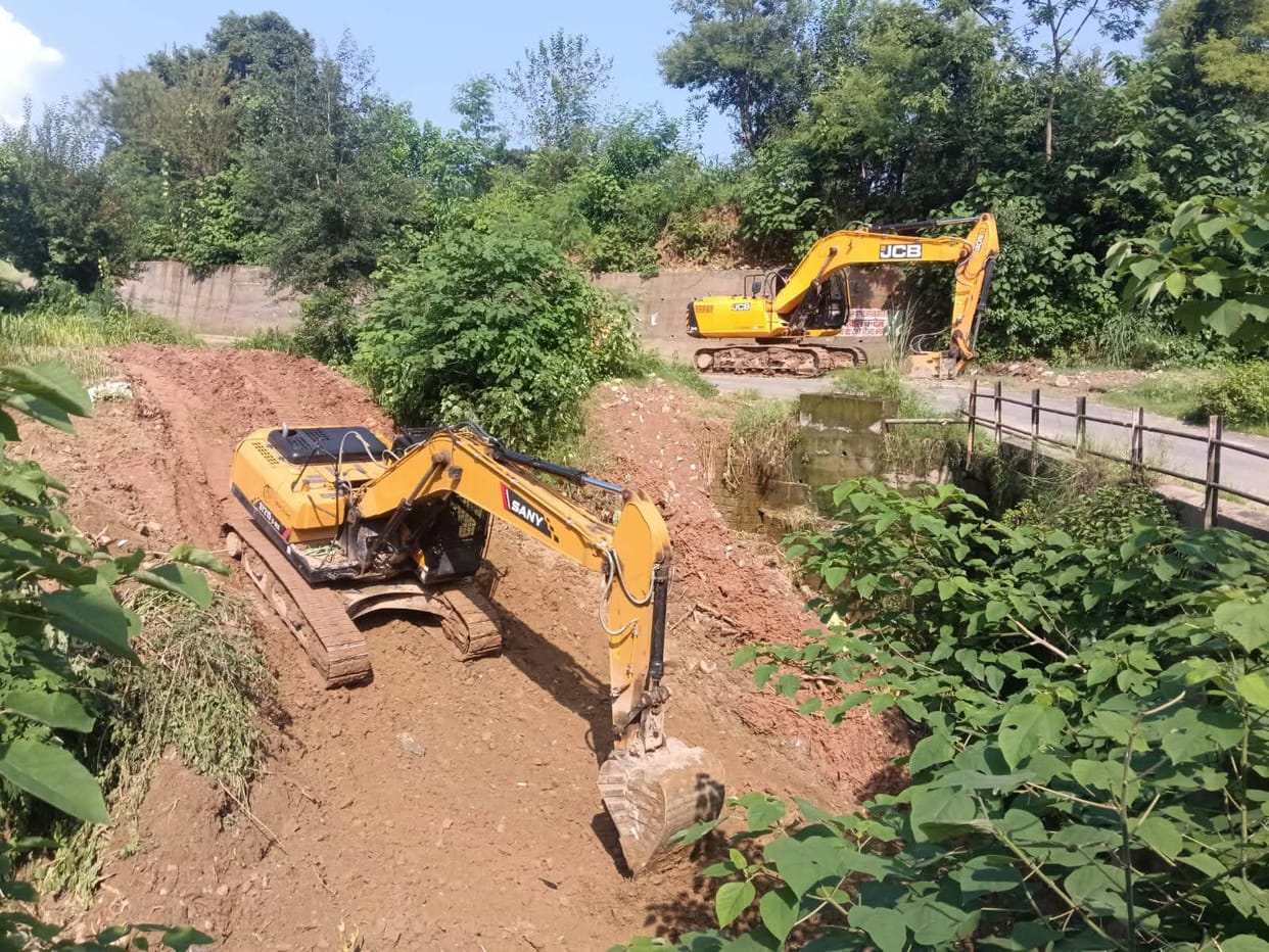 Debris from the service road poses a threat to the bridge; removal work has begun following an initiative by public representatives.