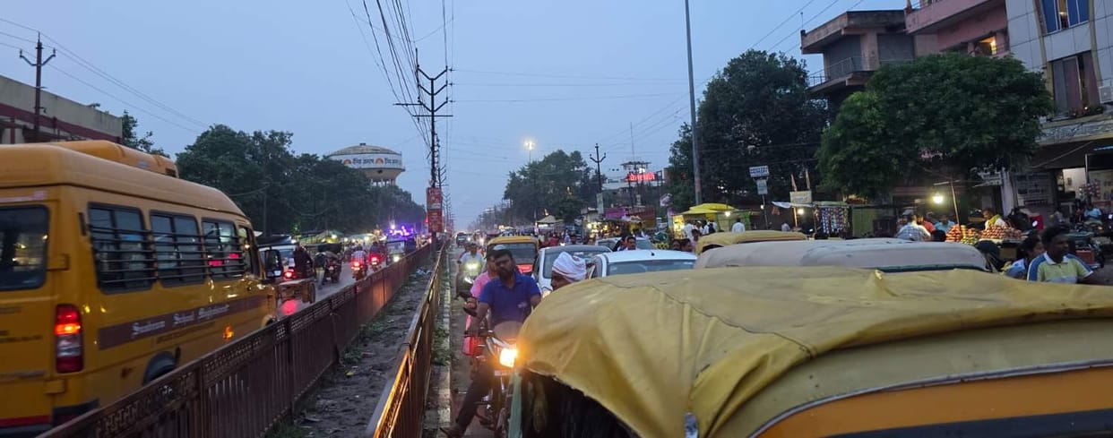 Commuters remained stuck for three hours in a two-kilometer-long traffic jam.