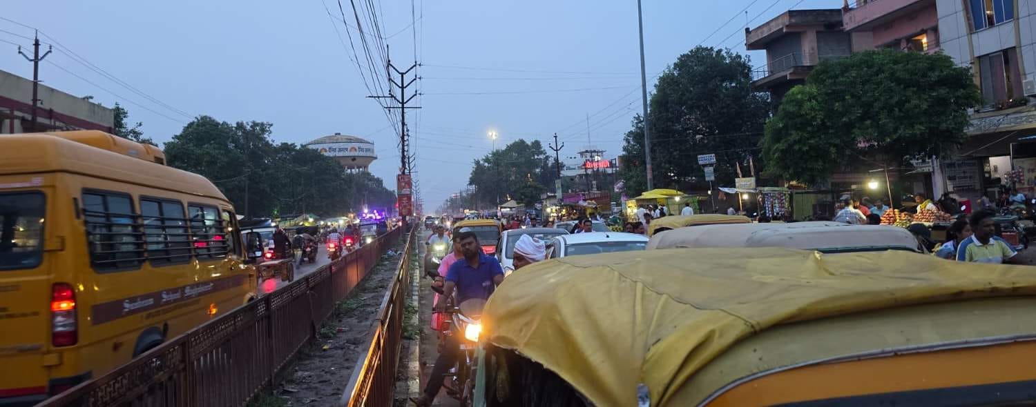 पीडीडीयू नगर के सब्जी मंडी में लगा जाम। संवाद
