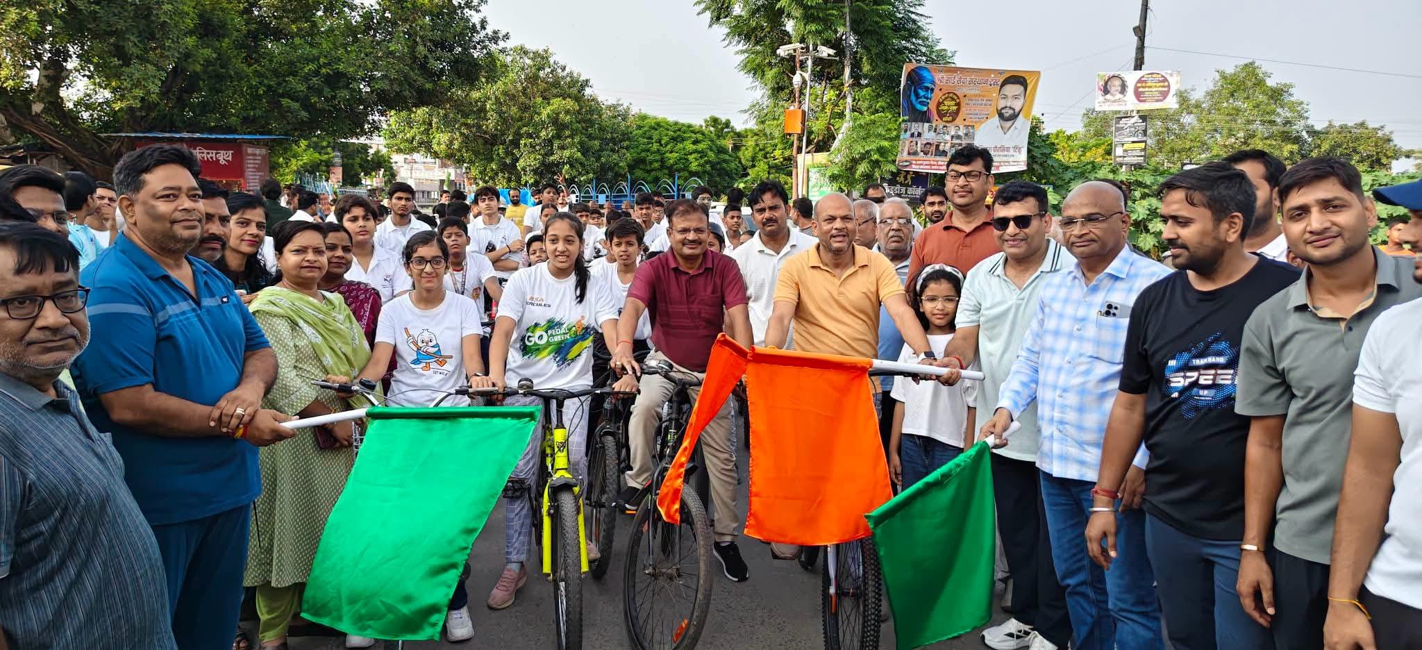 पडरौना शहर में निकाली गई साईकिल रेस यात्रा में सामिल शहर व्यवसायी,छात्र व अन्य। स्रोत -सोशल मीड