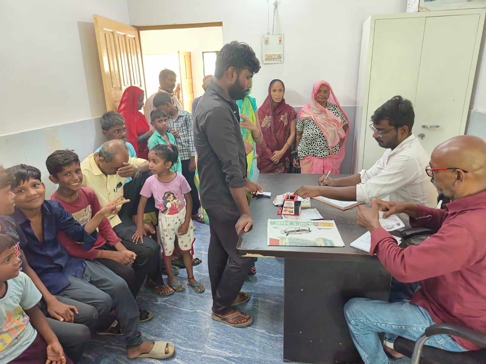 पीएचसी बिस्कोहर में इलाज के लिए लगे बच्चों की कतार। संवाद