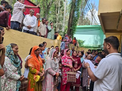 पीएचसी शंभूवाला में प्री-एक्सपोजर रेबीज वैक्सीन  लगाने पहुंचे ग्रामीण। संवाद
