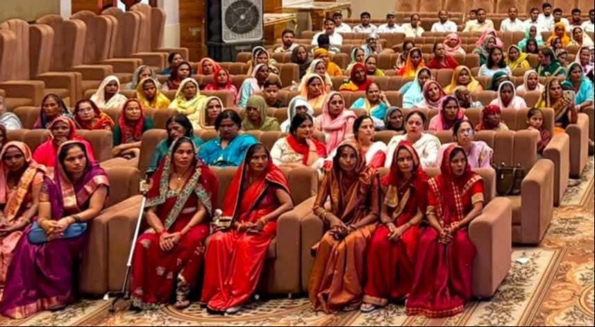 पीएम पोषण योजना के तहत सम्मान समारोह में मौजूद महिलाएं व अन्य । स्रोत सूचना विभाग