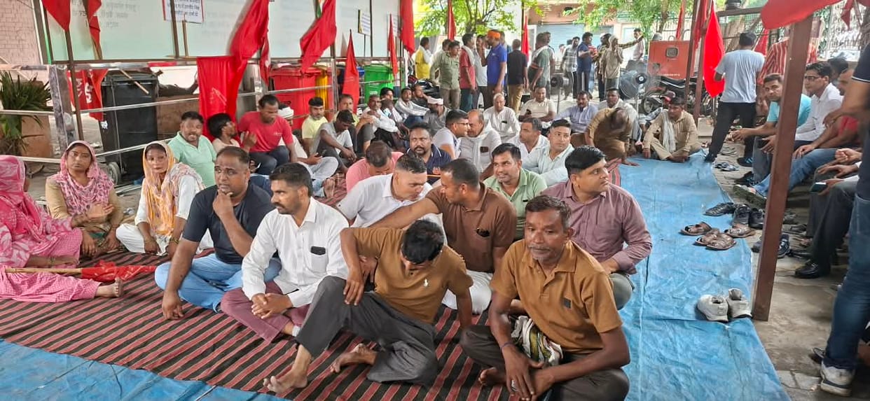 Garbage cleared under police supervision; 39 sanitation workers detained