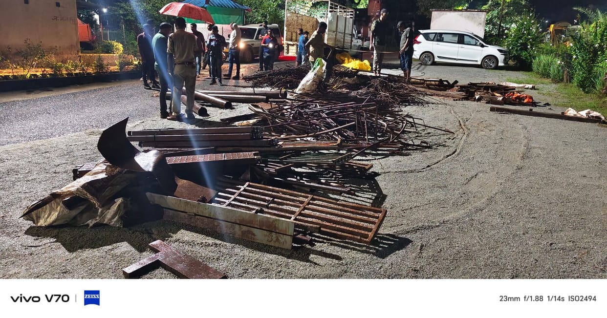 Accused flee after abandoning 4 tonnes of iron scrap; police investigating.