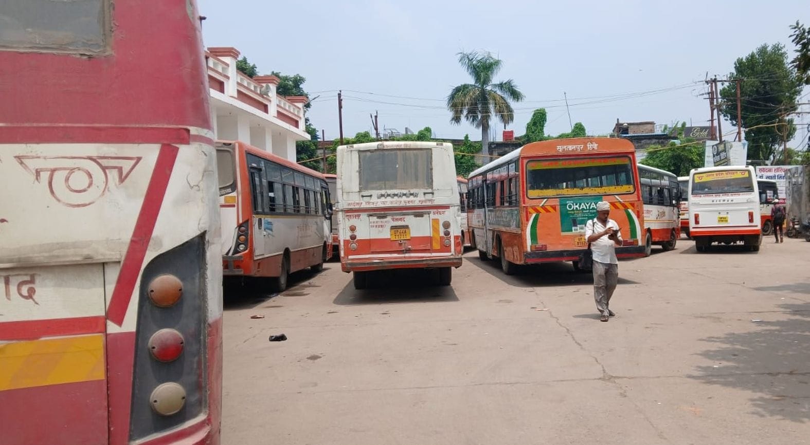 रोडवेज परिसर में खड़ी बसें। संवाद