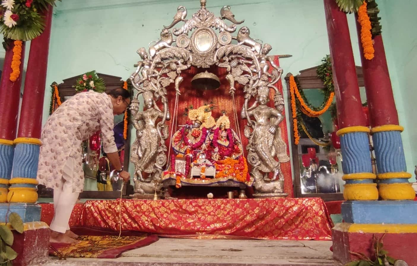 राजसदन में झूलनोत्सव के शुभारंभ पर सजी राधा-कृष्ण की झांकी