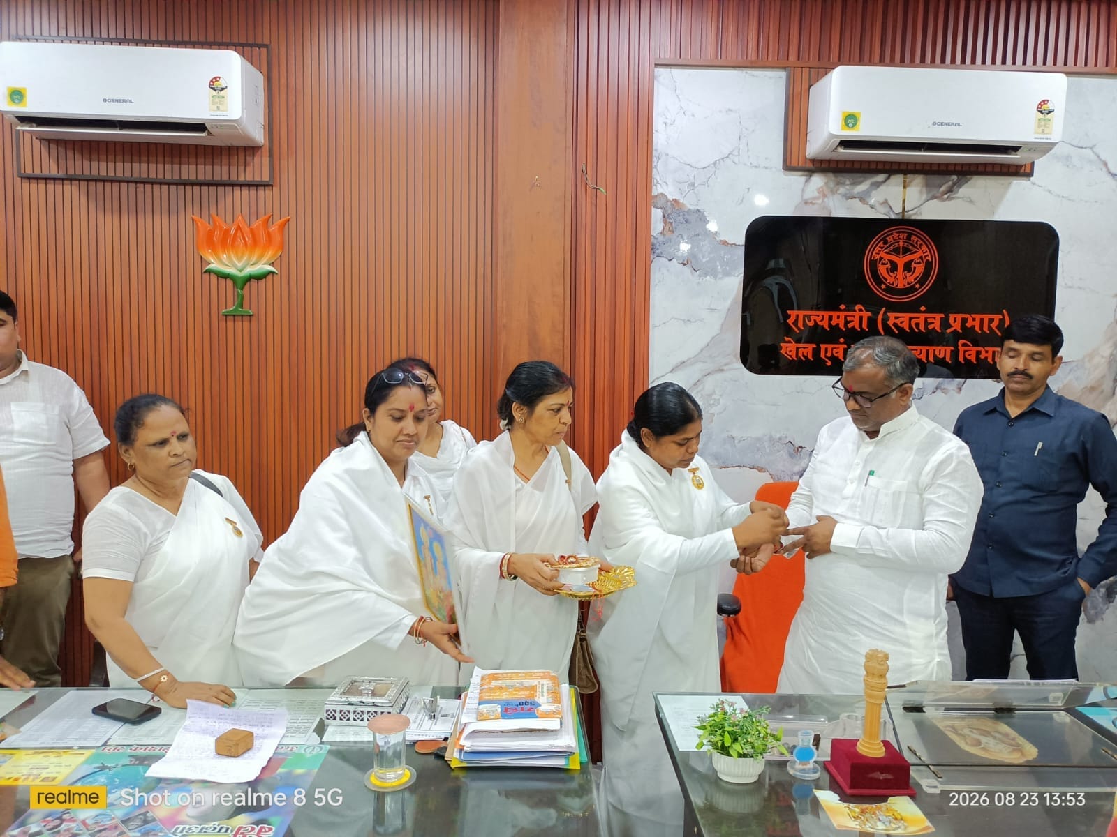 राज्यमंत्री गिरीश चंद्र यादव को रक्षा सूत्र बांधती ब्रह्माकुमारी बहनें।- राज्यमंत्री के मीडिया 