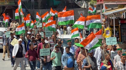 रिकांगपिओ में रैली निकालते कांग्रेस के कार्यकता। संवाद