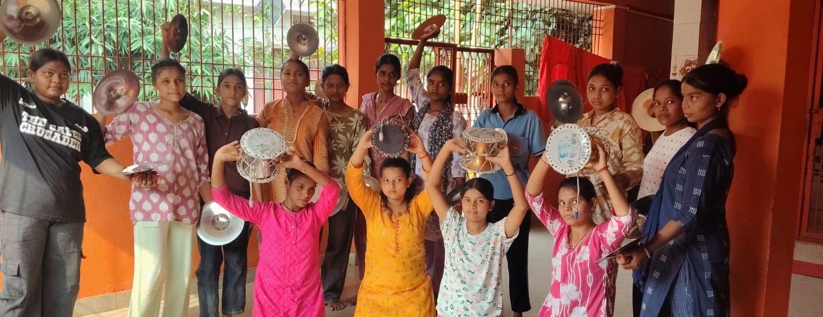 रक्षाबंधन पर्व पर आयोजित होने वाले महावीरी झंडा जुलूस में प्रतिभाग करने वाली युवतिया।संवाद