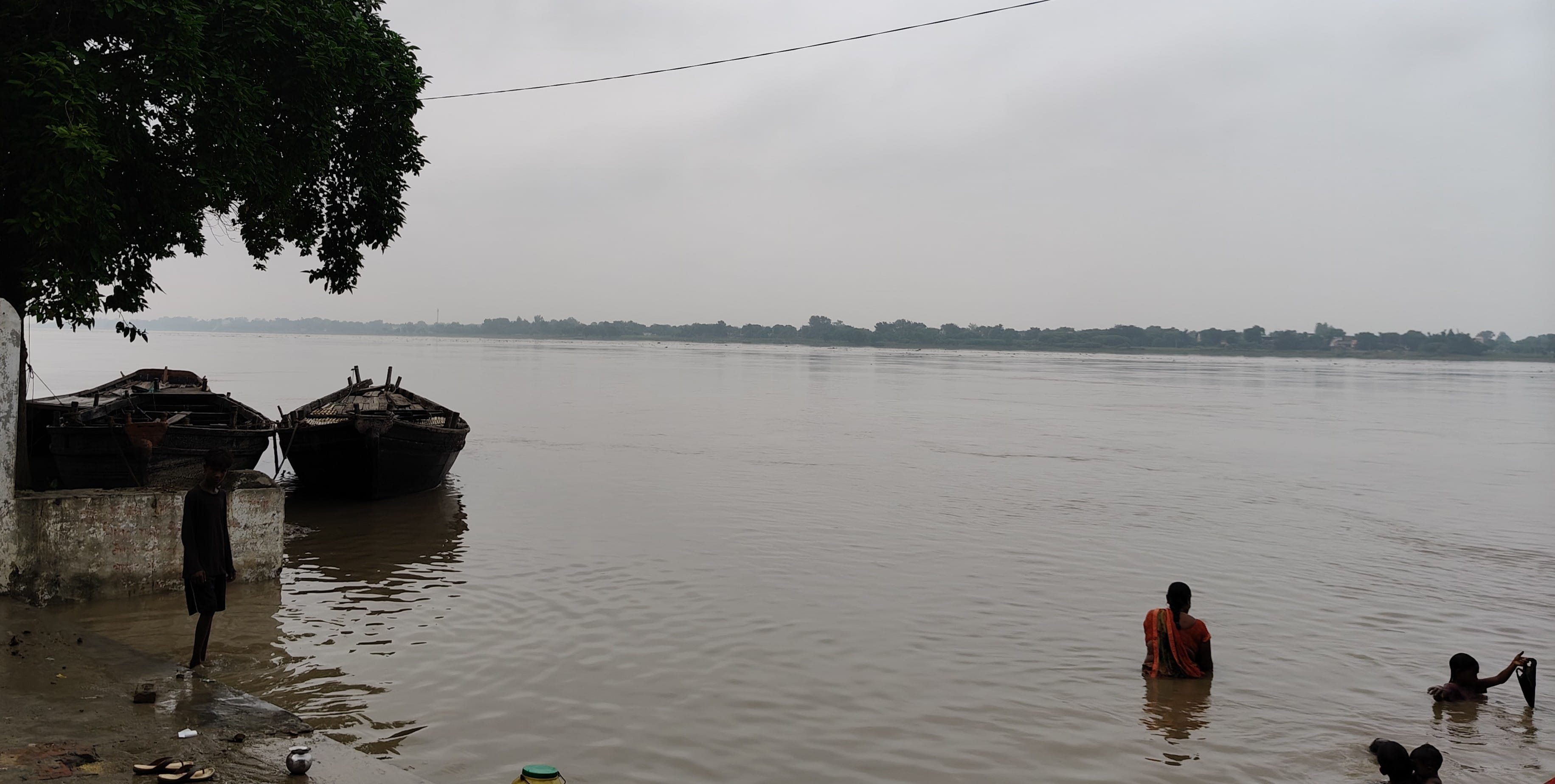 रामपुर गंगा घाट पर बढा जलस्तर। संवाद