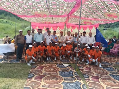 रामशहर जोन में आयोजित अंडर-19 खेलकूद प्रतियोगिता के समापन अवसर पर विजेताओं को सम्मानित करते हुए