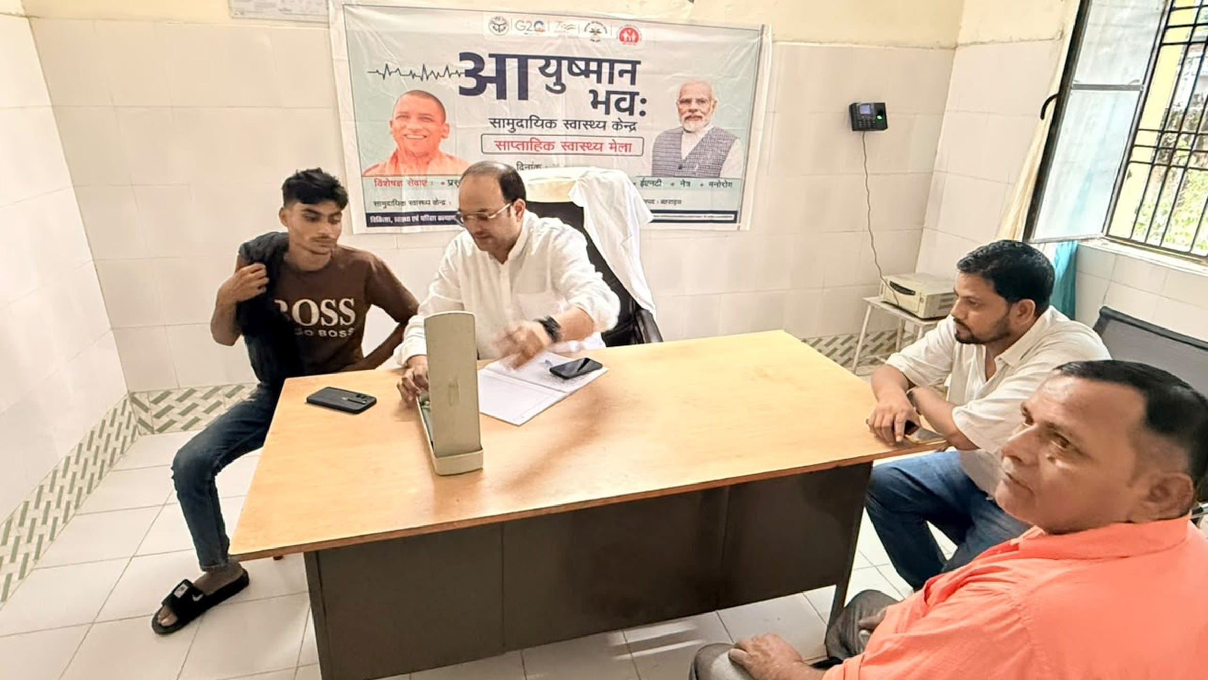 रिसिया के नर्सिंगडीहा प्राथमिक स्वास्थ्य केंद्र पर मरीज देखते चिकित्सक।