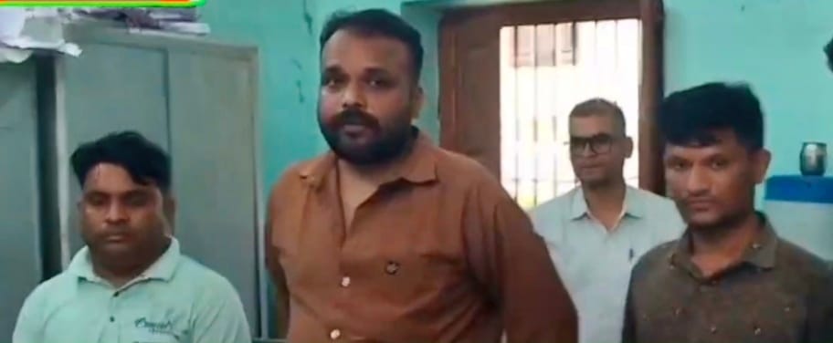 Senior Assistant and two middlemen arrested red-handed while accepting a bribe of ₹4,000 in Banswara.