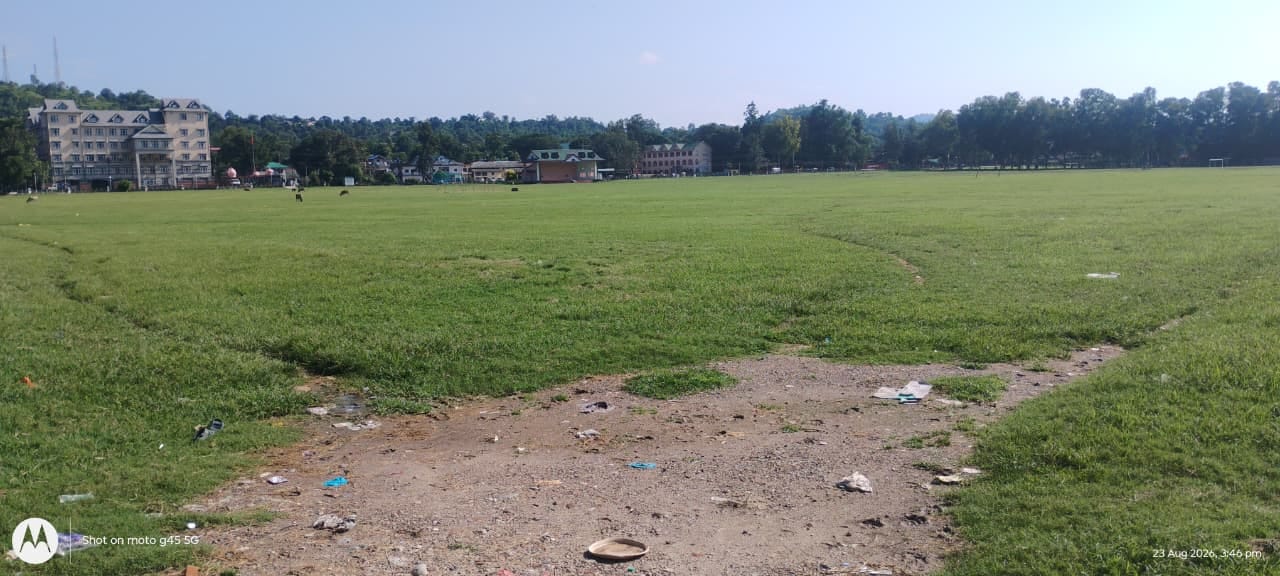 सुजानपुर में ऐतिहासिक चौगान में पड़े गड्ढे। संवाद