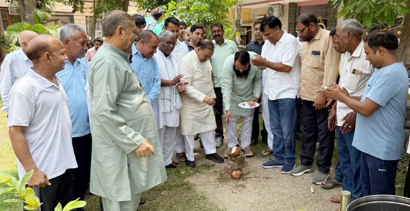 सेक्टर 13 में नारियल फोड़कर गलियों के निर्माण कार्य शुरू करवाते  विधायक घनश्याम सर्राफ, नगरपरिष