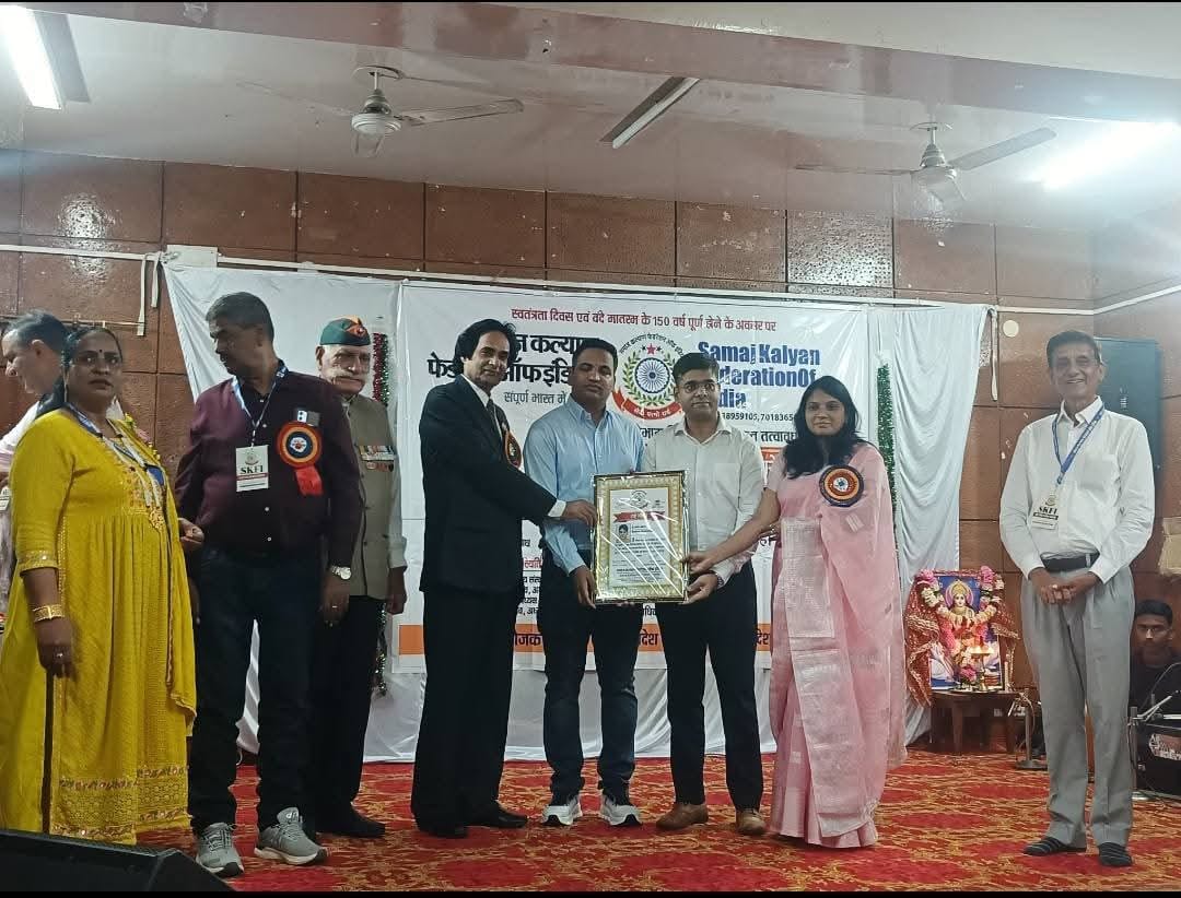 Dr. Prashant Acharya receives the Rashtra Gaurav Samman.
