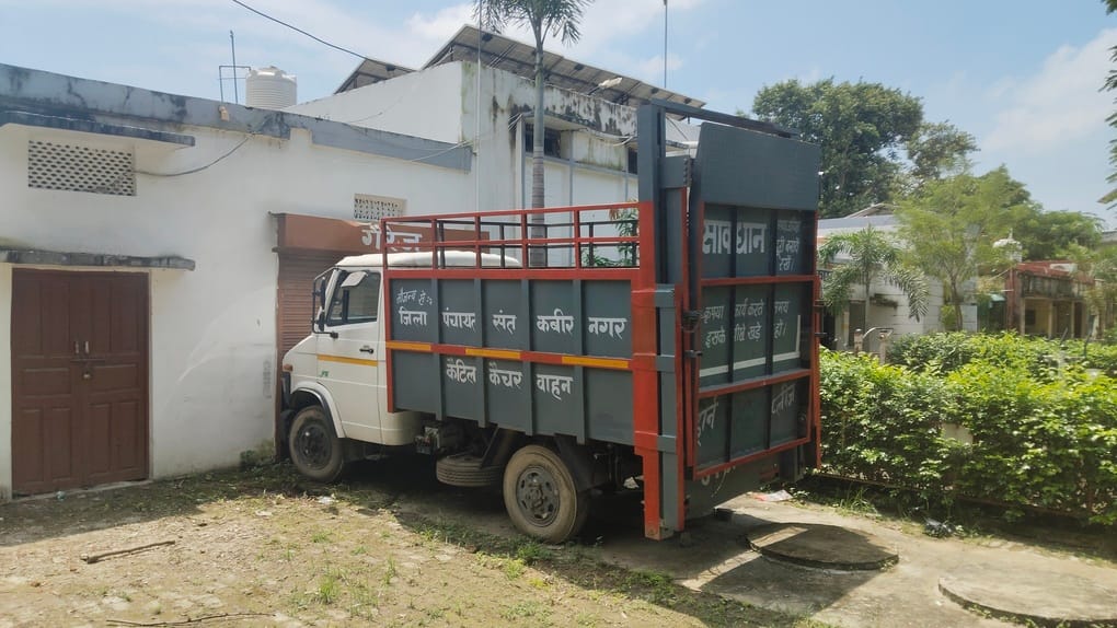 सेमरियावां ब्लाक परिसर में खड़ा कैटल कैचर वाहन। संवाद