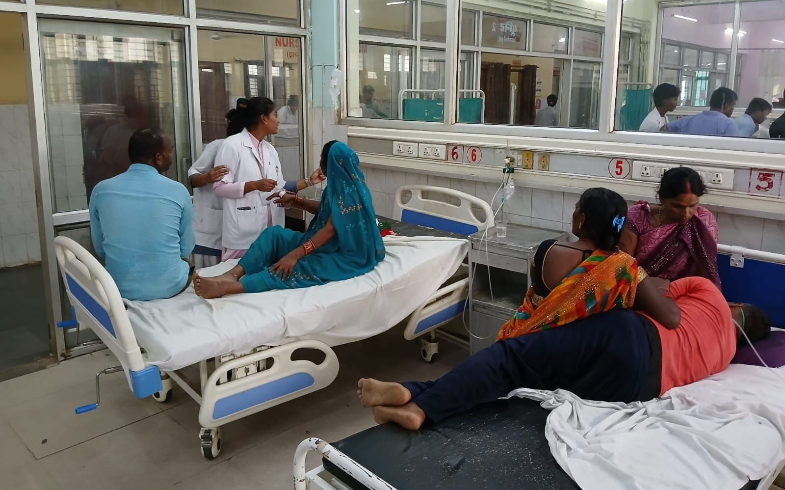  सोमवार को जिला अस्पताल की इमरजेंसी में भर्ती मरीज। संवाद