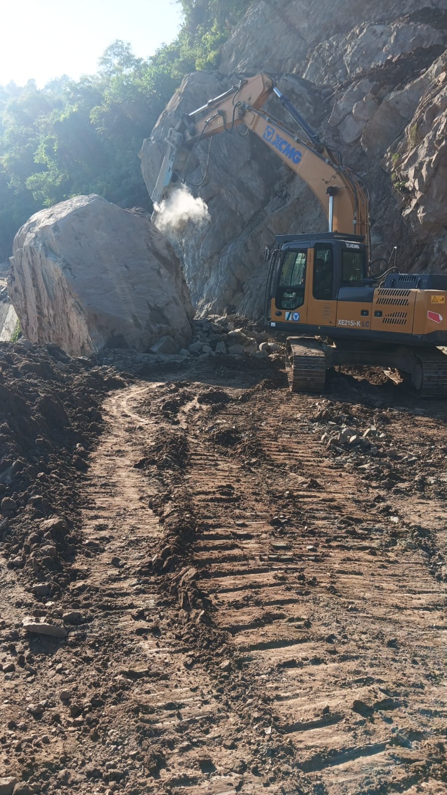 Large boulders fell from the hillside; traffic movement halted on the Sunhani-Ghumarwin road.