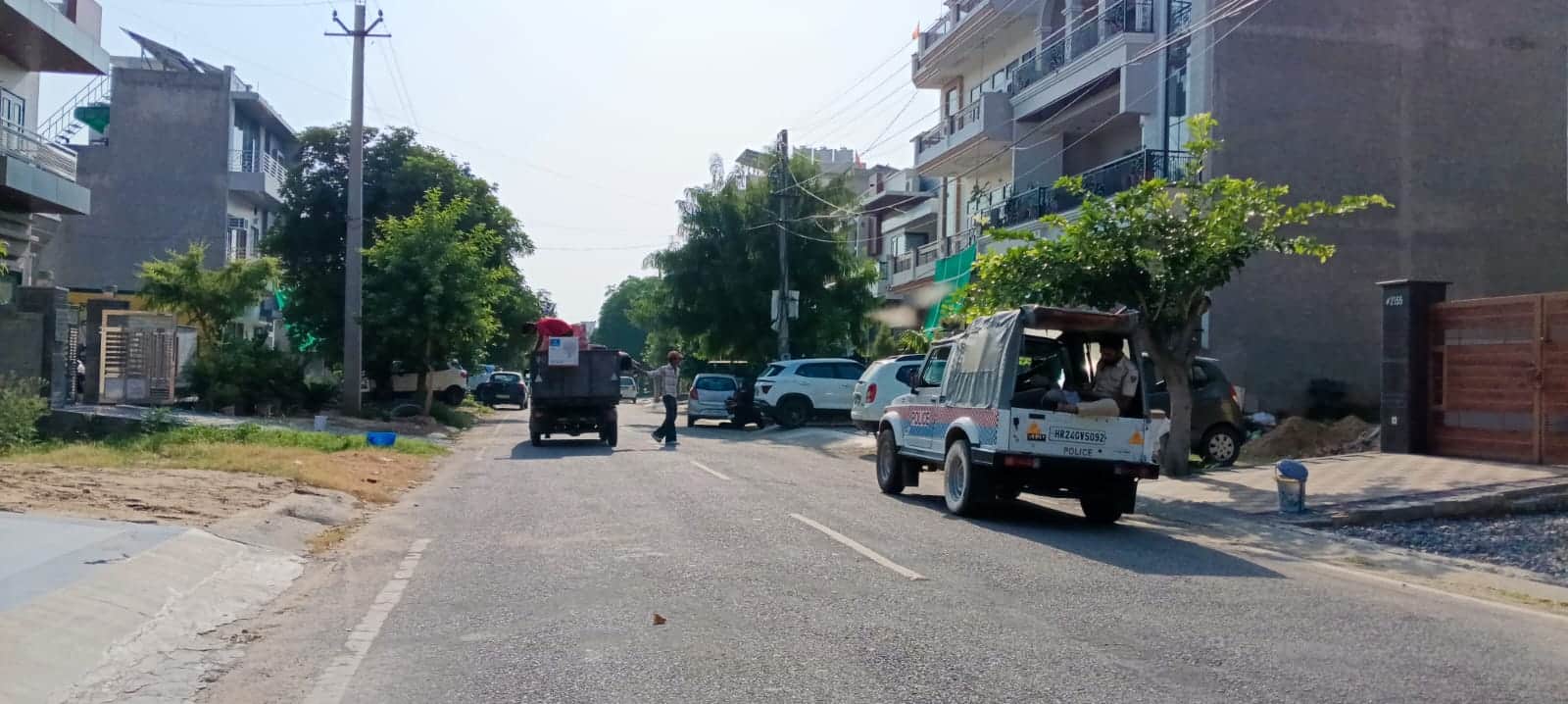 सिरसा। पुलिस के साथ सेक्टर में डोर  टू डोर कचरा उठाते हुए। विभाग 
