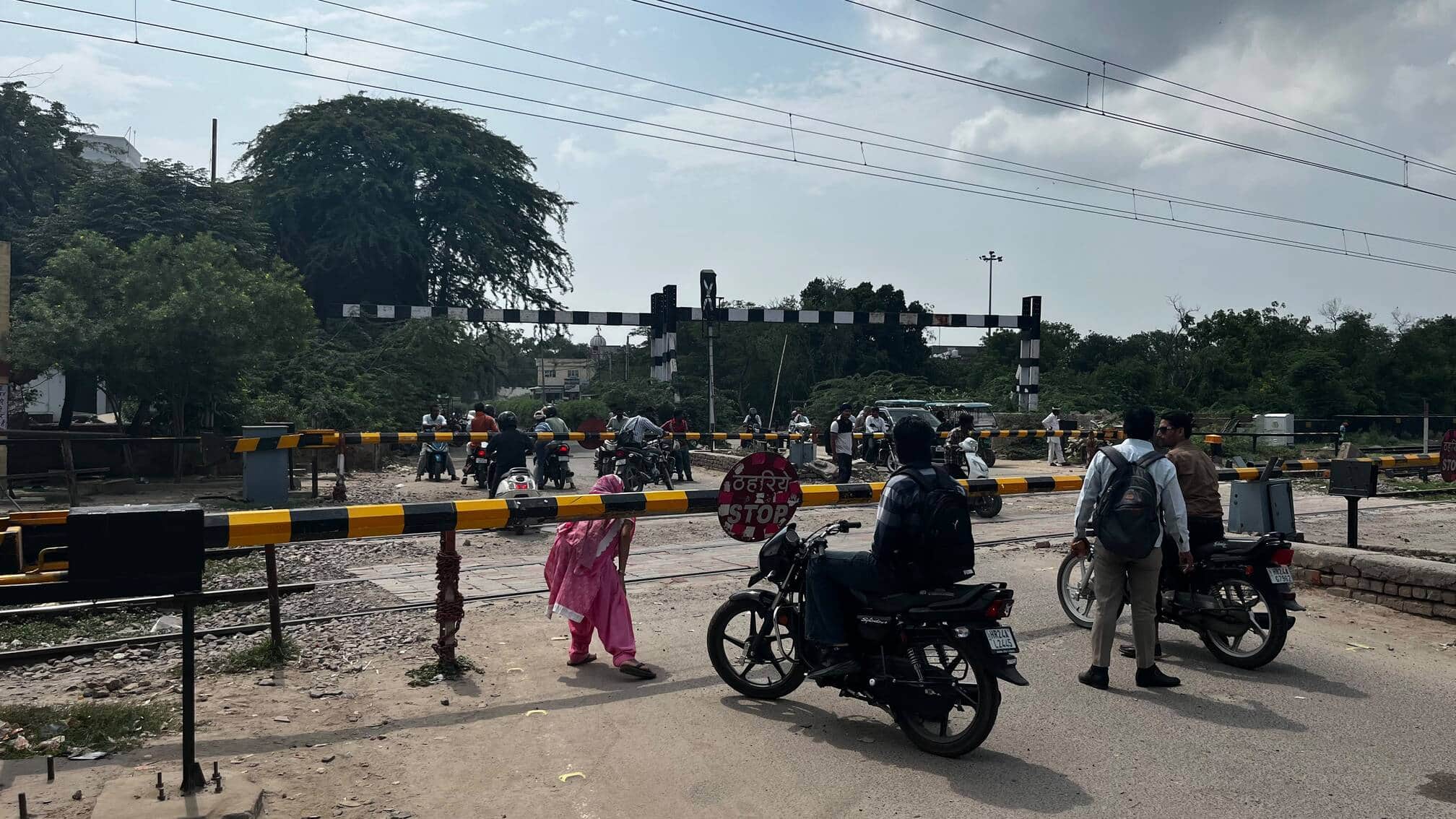 सिरसा पुराना कचहरी रोड फाटक की फोटो। संवाद