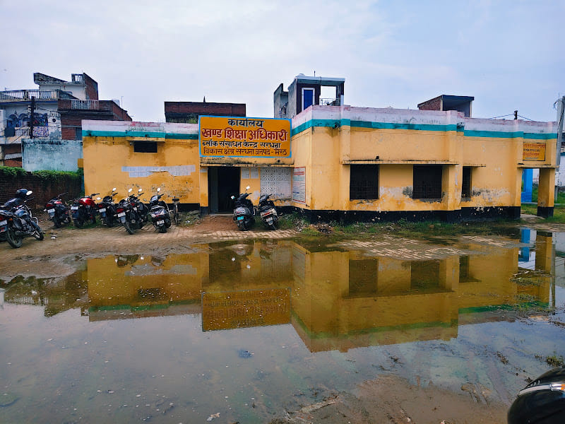 Learning in smart classrooms, and issues regarding drinking water and waterlogging.