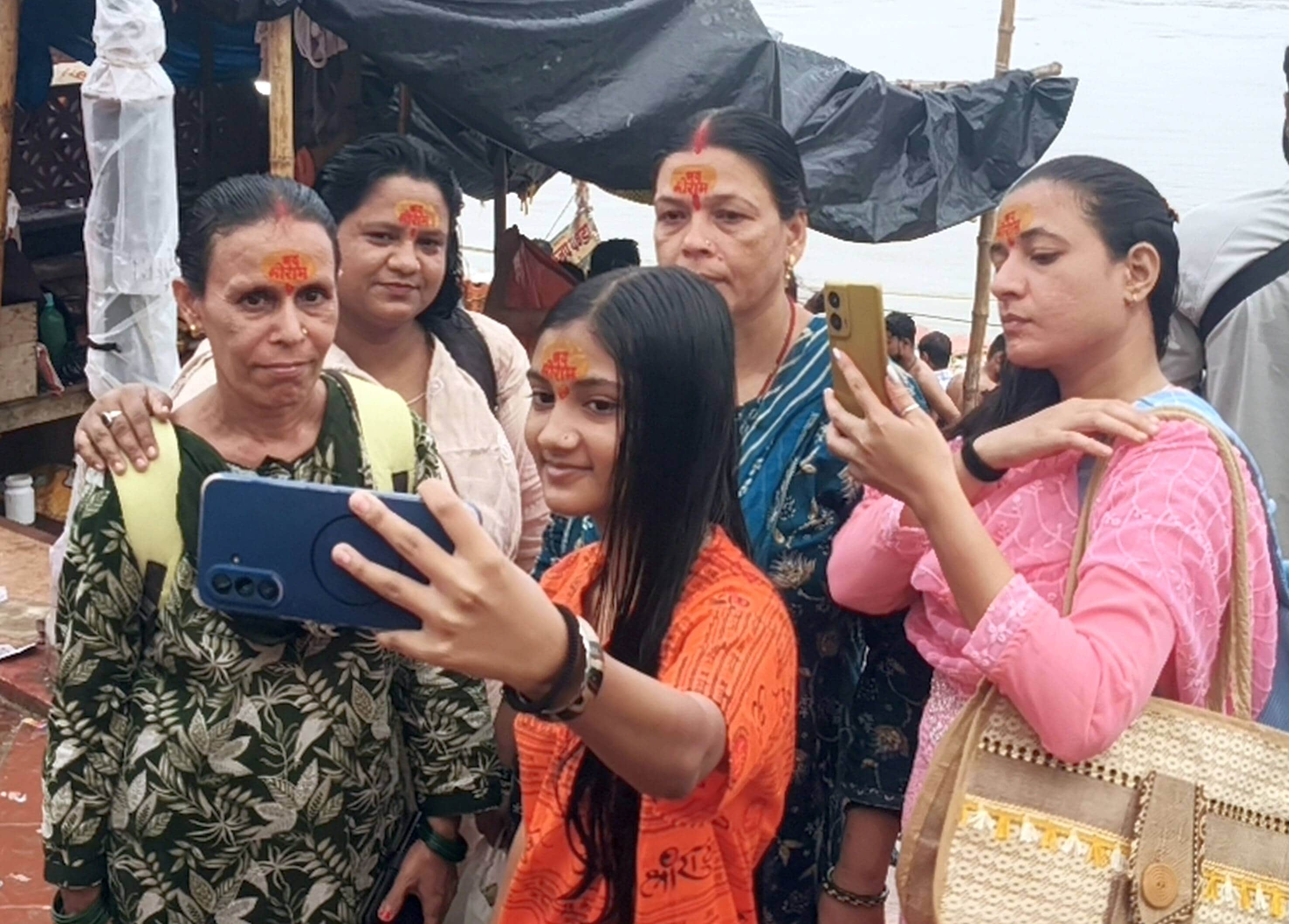 सरयू में स्नान के बाद राम की पैड़ी पर बैरियर पर श्रद्धालुओं की लंबी कतार रही।