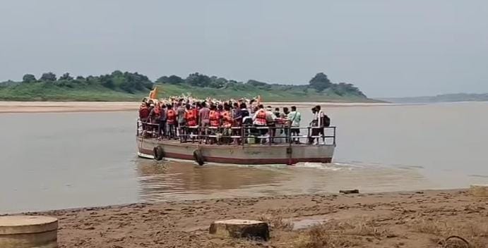 Kanwariyas crossed the Chambal River after a seven-hour wait.