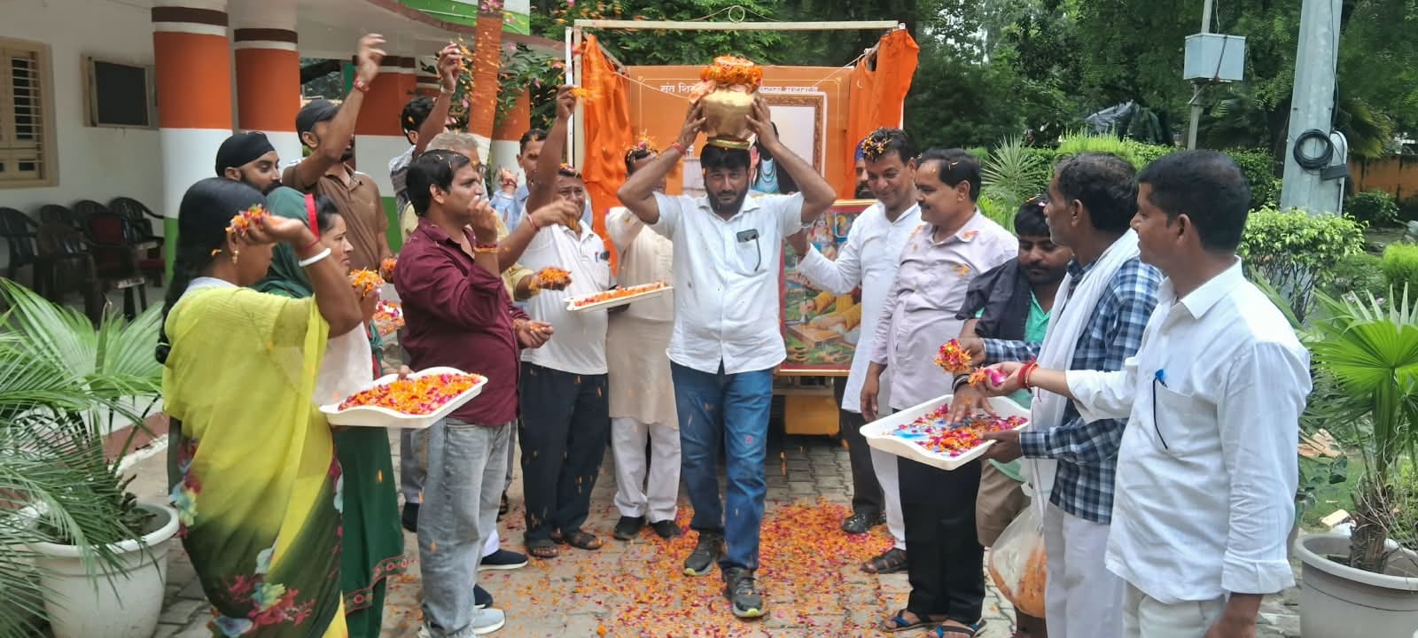 Sant Ravidas's Kalash Vandan Yatra welcomed with a shower of flowers.