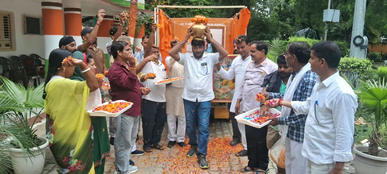 Sant Ravidas's Kalash Vandan Yatra welcomed with a shower of flowers.