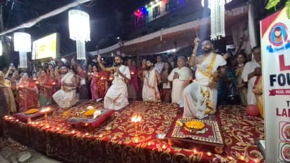 सुंदरनगर में ब्यास आरती करते पंडित व अन्य। संवाद