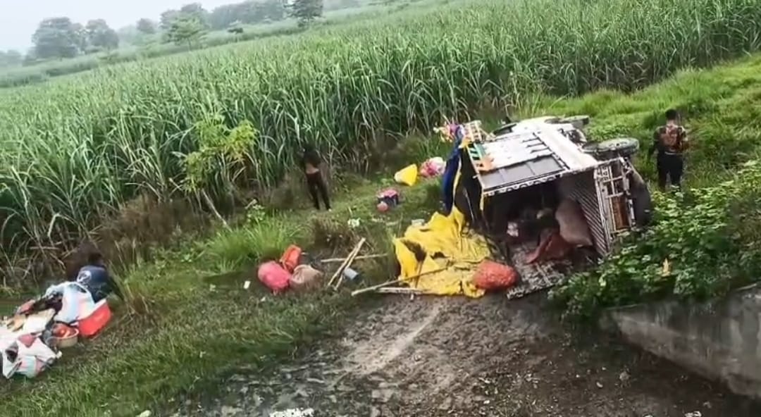 A small elephant vehicle overturned on the Pilibhit-Basti highway