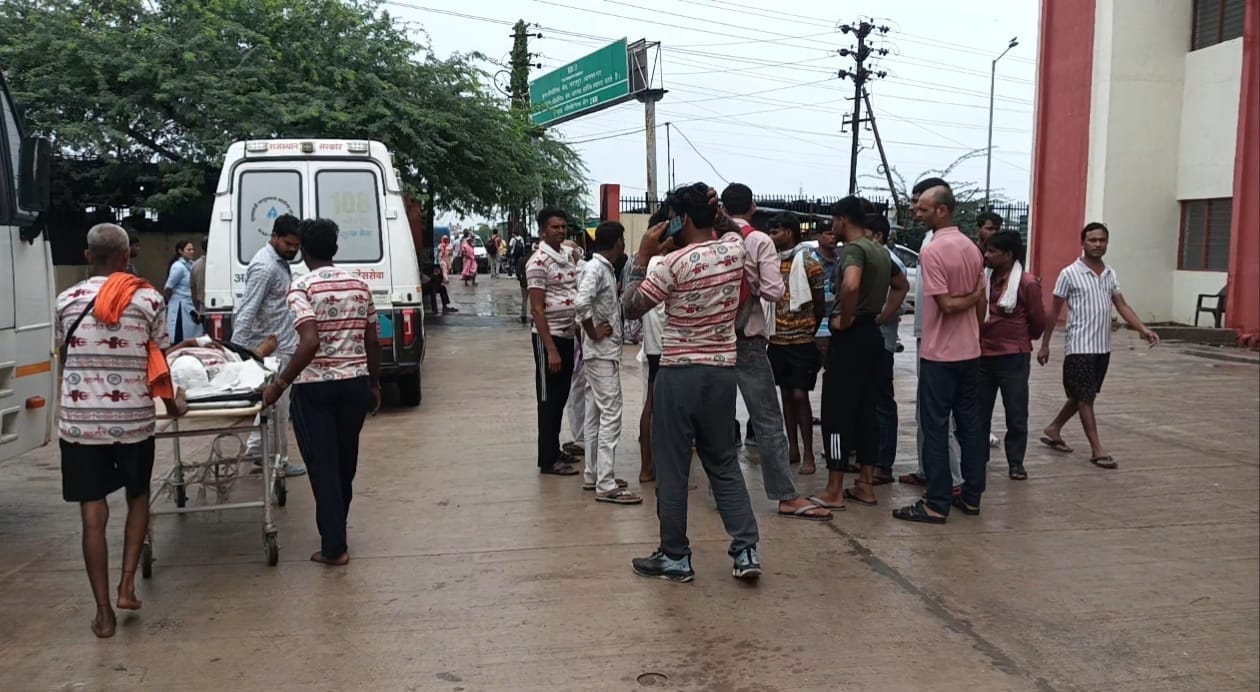सड़क दुर्घटना में घायल हुए लोगों को रेफर करते हुए अस्पताल से