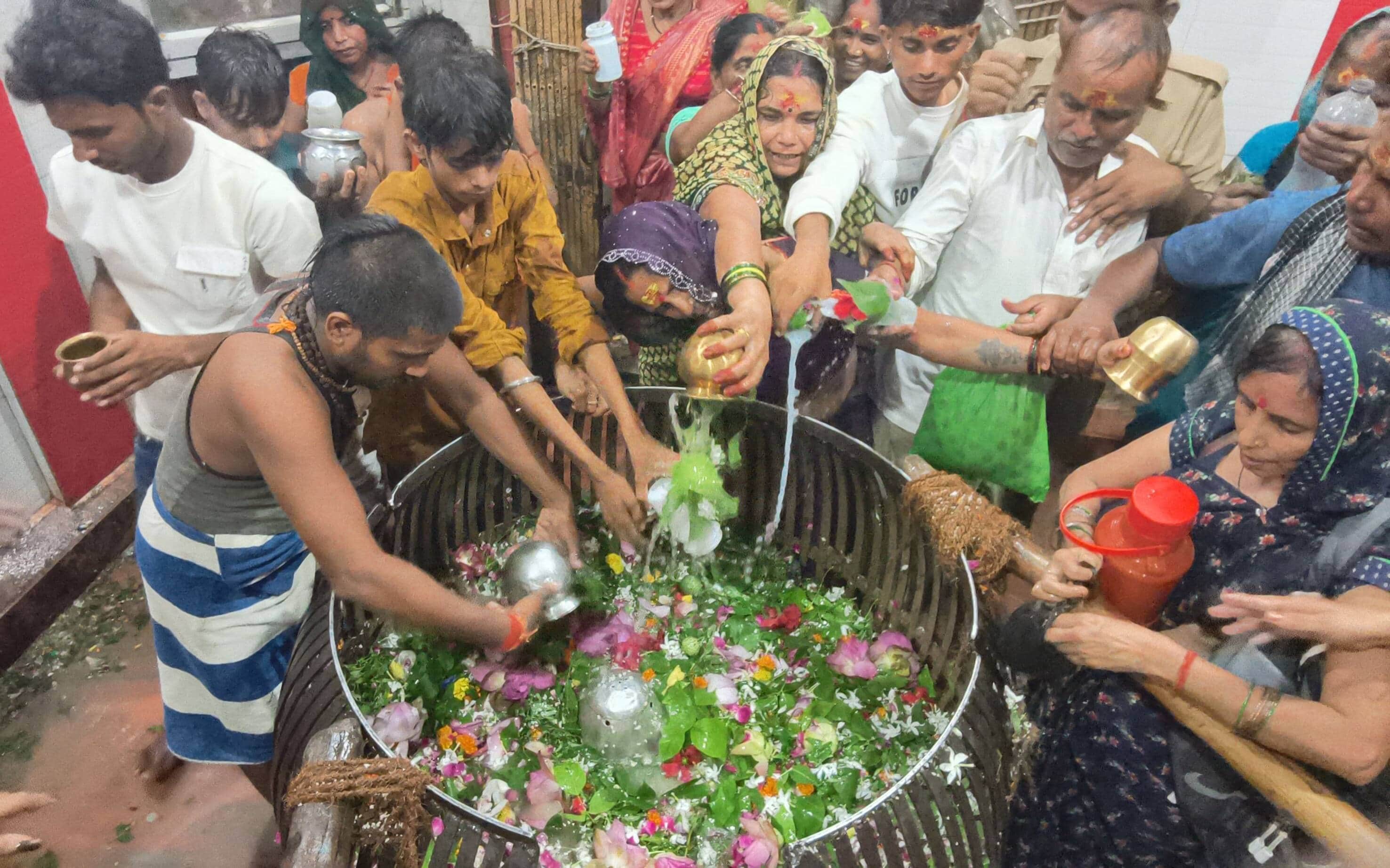 सावन के सोमवार को नागेश्वरनाथ मंदिर में जलाभिषेक को जाते श्रद्धालुगण।