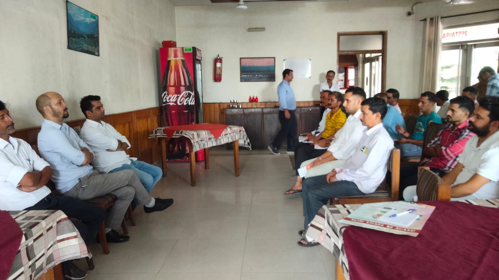 स्वारघाट में आयोजित जागरूकता कैंप में मौजूद खाद्या सुरक्षा विभागी के अधिकारी व कारोबारी। संवाद