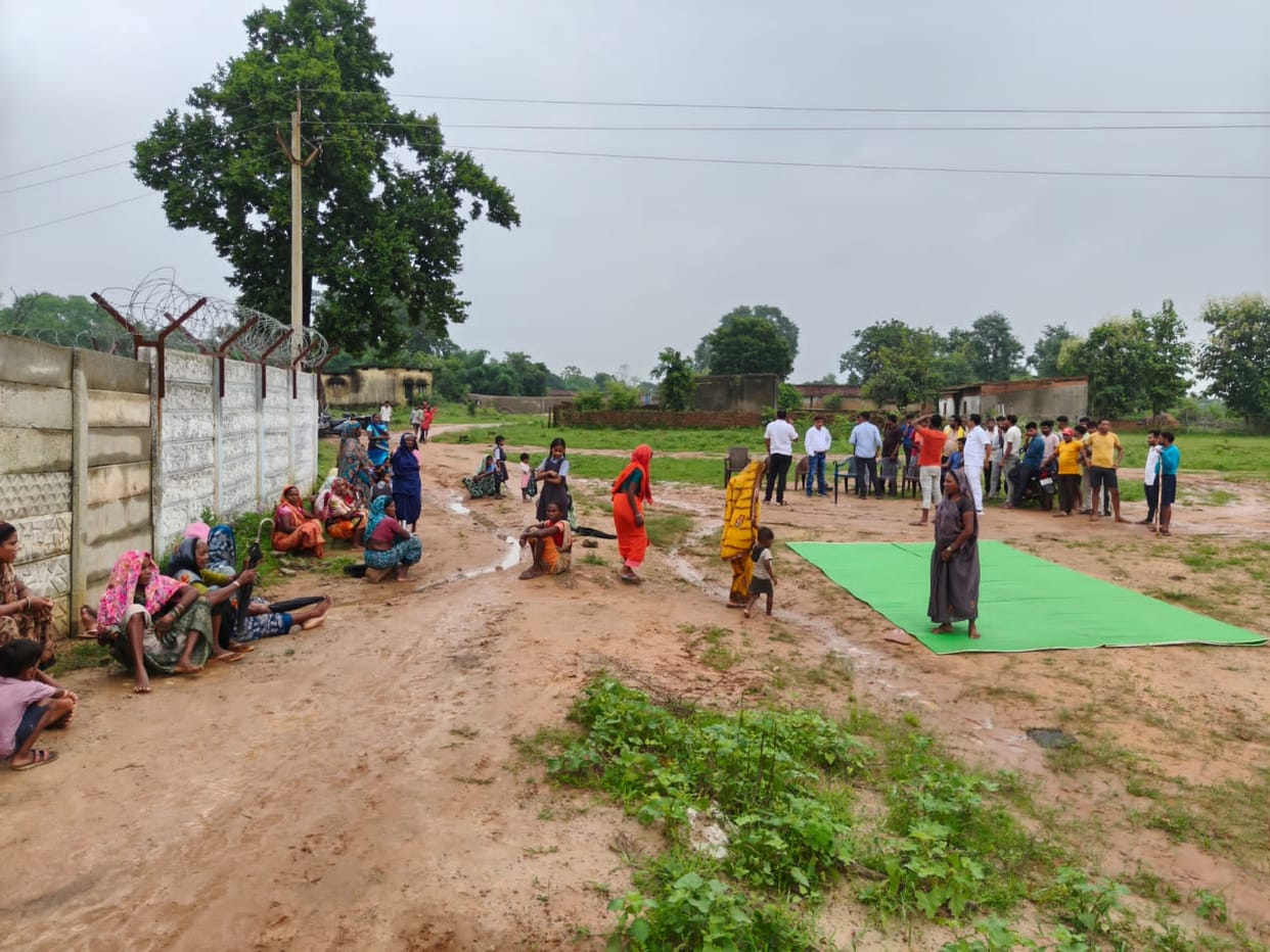 SECL TMC breach of promise, schoolchildren join agitation amid heavy rain in Korba demanding justice