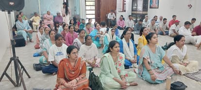 शहर के मॉडल टाऊन स्थित दिव्य ज्योति जाग्रति संस्थान आश्रम में सत्संग में मौजूद श्रद्धालु। संस्थ
