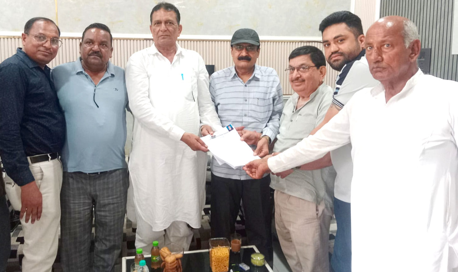 शहर की पुरानी अनाज मंडी में नामांकन दर्ज करवाते उम्मीदवार। स्रोत व्यापार मंडल